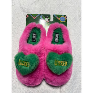 NWT Kids Wicked Fuzzy Pink Slippers – Green Hearts | Size 13/1 💗💚